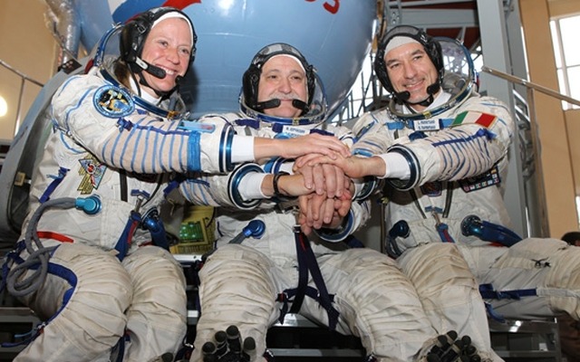 飛行前の最終訓練でソユーズカプセルの前にて。左からナイバーグ、ユールチキン、パルミターノ宇宙飛行士。