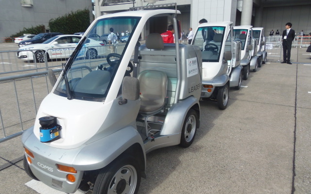 東京理科大学と産業総合研究所の共同研究による隊列自動運転ロボット