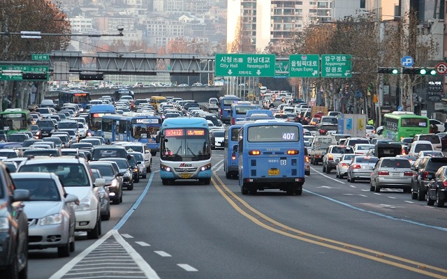 道路の中央車線をバス専用車線とした韓国・ソウルのBRT。一般車のバス専用車線への進入は厳しく禁じられており、一般車線が激しい渋滞であってもバスはすいすい走ることができる。