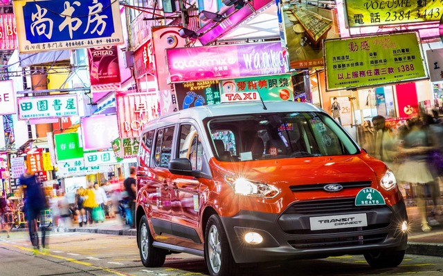 香港での運行に備える新型 フォード トランジット コネクト タクシー
