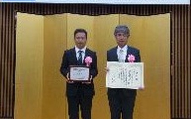 授賞式に出席した横浜ゴム工業資材事業部長の島田淳（右）と工業資材技術部長の天野成彦（左）