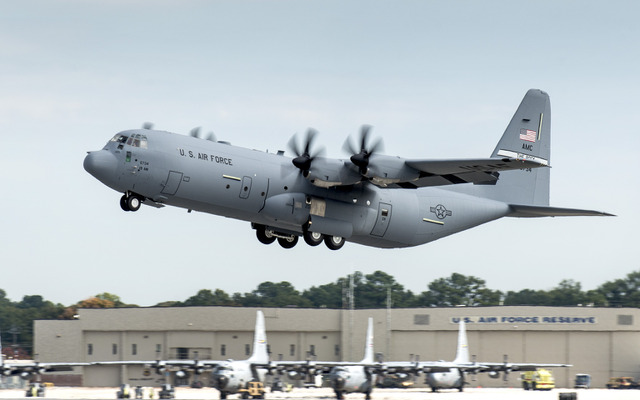 空輸されるC-130Jスーパー・ヘラクレス