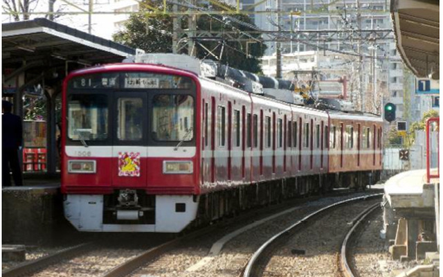 京急は2014年元旦から大師線の電車に掲出するヘッドマークのデザインを募集。写真は2013年のヘッドマークを付けて走る電車（1500形）