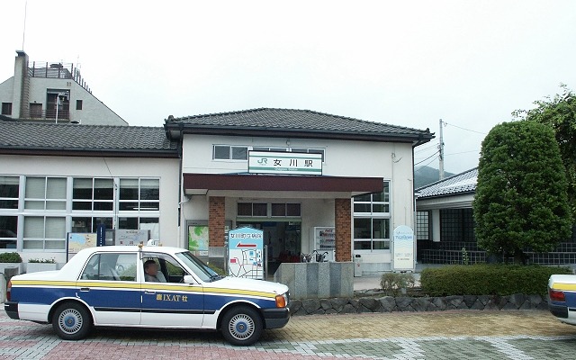 震災前の石巻線女川駅（2006年）。津波被害を避けるため内陸側に約200m移設する。