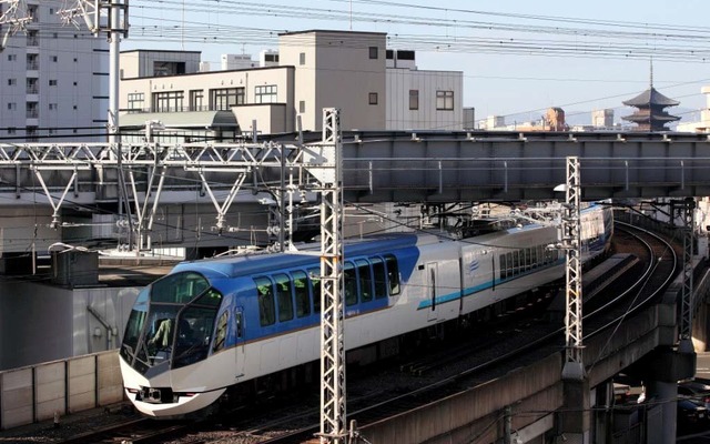 京都駅を後にする50000系「しまかぜ」。臨時列車として京都駅に入線したことはあるが、2014年秋からは京都～賢島間でも定期的に運転されるようになる模様。