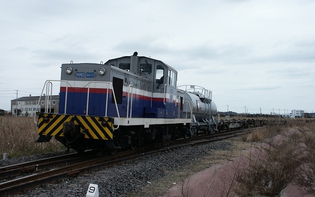 鹿島臨海鉄道の鹿島臨港線は通常、貨物列車しか運行されていない。写真はKRD64形ディーゼル機関車けん引の貨物列車。