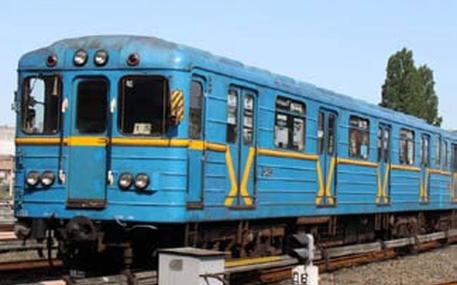 老朽化したキエフメトロの電車。このほど延命化のための改造工事を実施することになり、J-TRECは設計業務を受注した。