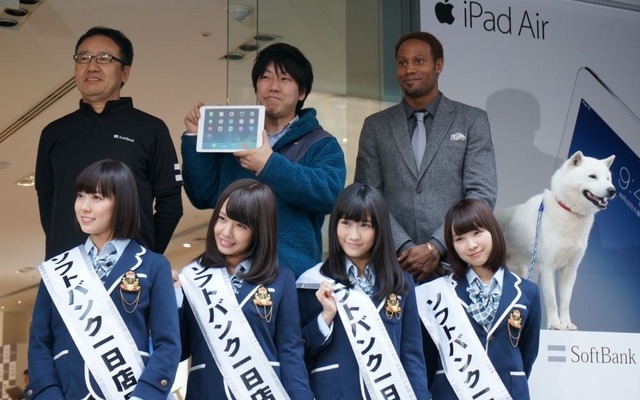 ソフトバンクが開催した iPad Airの発売セレモニーにNMB48らが参加した