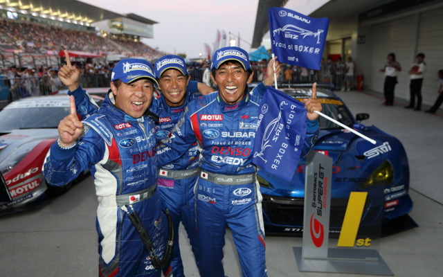 今季第5戦鈴鹿1000kmでBRZでのGT300初優勝を達成した山野哲也、井口卓人、佐々木孝太（右から）。写真：SUBARU/STI