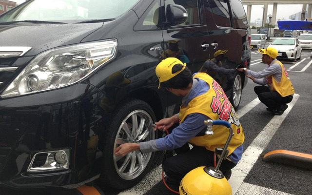 (神奈川県・首都高速道路 大黒パーキングエリアでの点検活動の様子