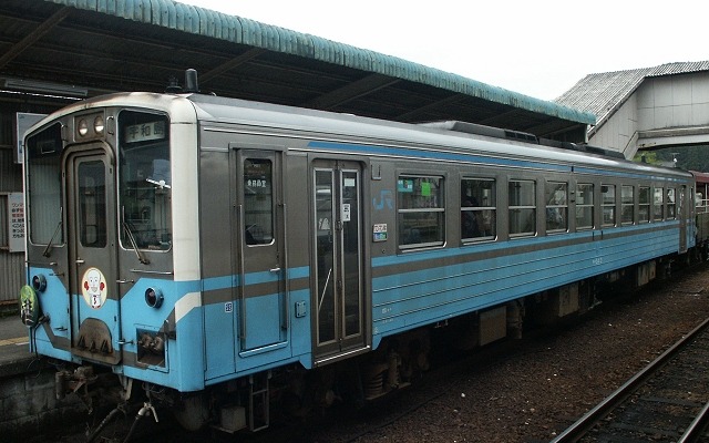 通常は1両で運転されている予土線の普通列車。11月25日から12月8日まで自転車持ち込みの混乗試験が実施される。