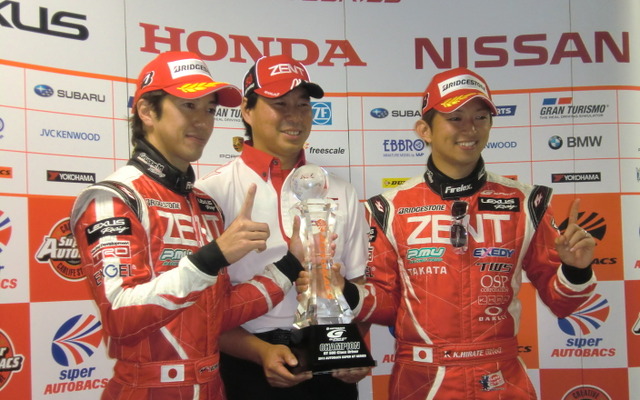 2013年のGT500王者たち。高木虎之介監督を挟んで、左に立川祐路、右に平手晃平。