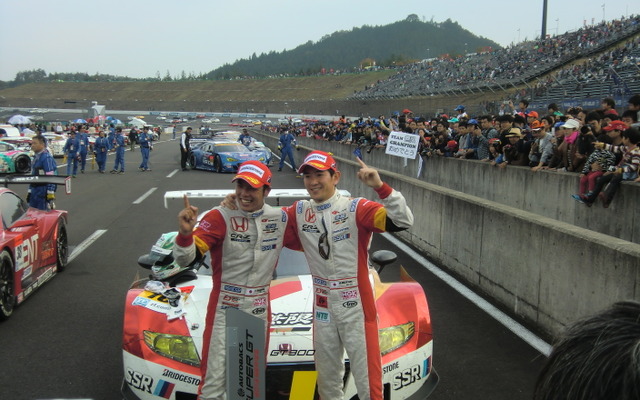 GT300王座に輝いたのは、#16 CR-Zの中山（左）と武藤だった。