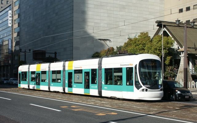 広島電鉄で運用されている連接車の5100形「Green mover max」。11月11日のダイヤ改正では夕方ラッシュ時に連接車の増発や運行時刻の変更が行われる。