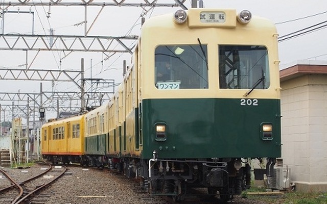 三重交通時代の塗装に変更された北勢線の車両。西桑名方先頭のクハ202と中間車のサハ101・サハ201が緑・クリーム2色の塗装に変更された。残るクモハ277も2014年秋頃に変更する予定。
