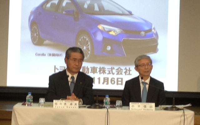トヨタ自動車・小平信因副社長（右）