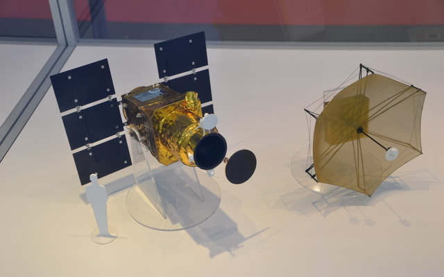 NEXTAR 300Lを採用したASNARO衛星の模型。地球観測衛星では、光学センサーを搭載したASNARO-1（左）が2014年打ち上げ予定。同じ型の衛星バスに合成開口レーダー（右）を搭載すれば、種類の違う地球観測衛星が短期間で開発できる。