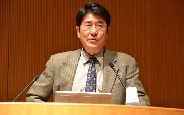 第3回「宇宙法シンポジウム」で講演する土井隆雄 国連宇宙応用専門官