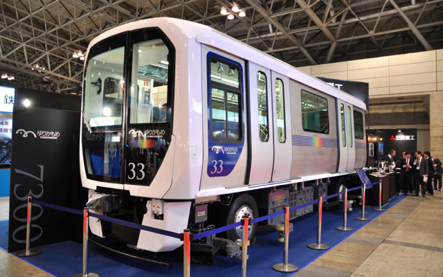「鉄道技術展」の三菱重工ブースに展示された「ゆりかもめ」の新型車両7300系