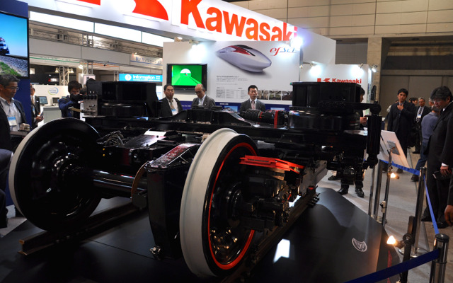 「鉄道技術展」の川崎重工ブース。展示されたCFRP採用の台車「efWING」が目をひく
