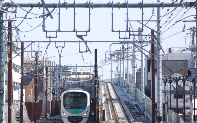 写真は大泉学園駅から見た石神井公園方の線路。左側から仮上り線、仮下り線、高架下り線が並んでおり、今回は仮下り線を高架下り線に切り替える。