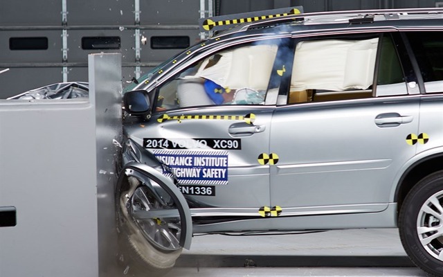 米IIHSが実施したボルボXC90のスモールオーバーラップ衝突テスト
