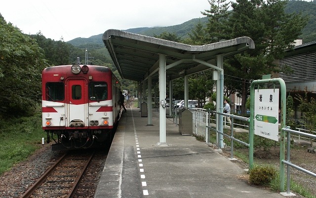 岩泉線の終点・岩泉駅で発車を待つ普通列車（2006年9月）。2010年7月から土砂災害による運休が続いているが、このほど正式に廃止が決まった。