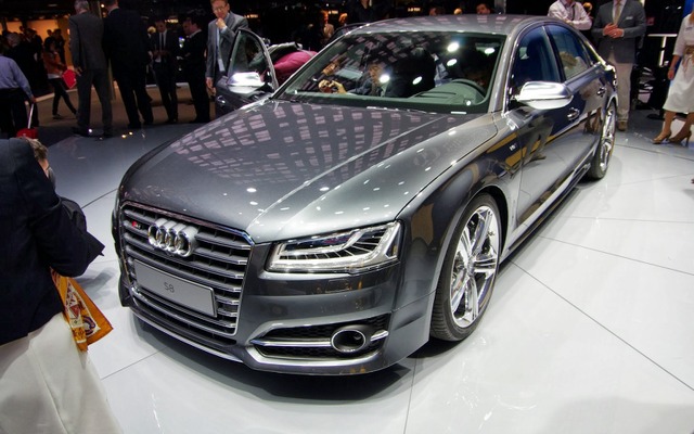 アウディ S8