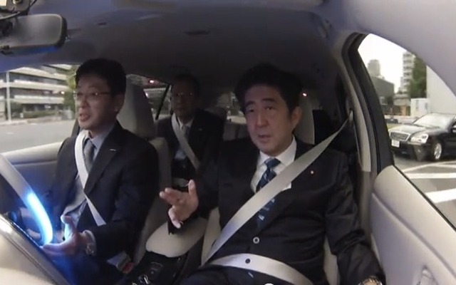 日産リーフをベースとした自動走行車に試乗する安倍首相（写真：日産自動車が公開した動画より）