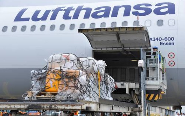 フィリピンへ救援物資を輸送するルフトハンザ航空の輸送機