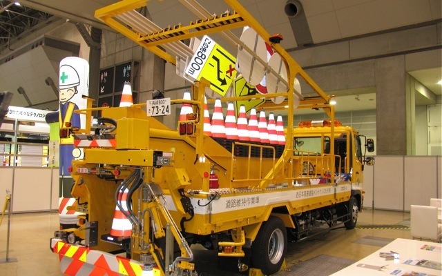 西日本高速道路メンテナンス九州のラバーコーン自動設置・回収車「ロボコーン」