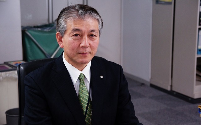 日本航空のオペレーションコントロールセンターで、ミッションディレクターとセンター長を兼務する桑野洋一郎さん。