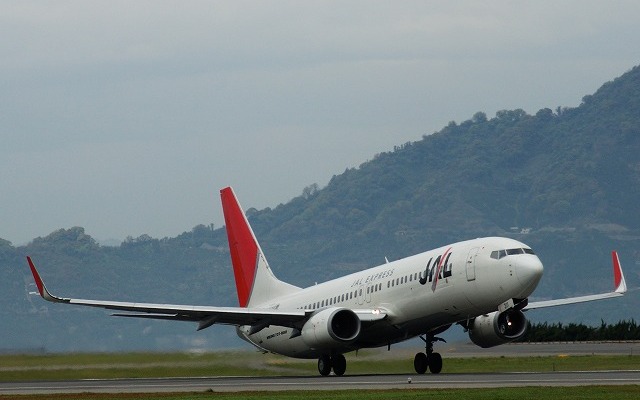 松山空港を離陸する日本航空のボーイング737-800。（2012年4月撮影）