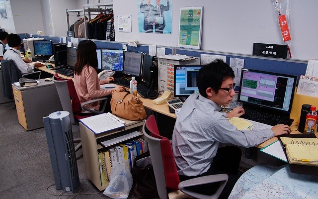 トラブルに対処するのはOCCのスタッフだけではない、全てのJALスタッフが一丸となって行う。