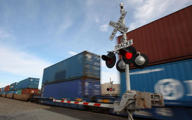 米で運行されているコンテナ2段積みの貨物列車。貨物鉄道大手のCSXとGEトランスポーテーションはLNGを燃料とする機関車の試験運用を2014年から行う。