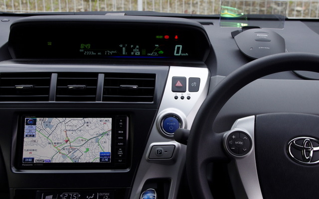 画面回りはフラットで、無駄な凹凸がないフラットフェイスデザイン。運転席のダッシュボードに設置されているのはフロントインフォディスプレイのCY-DF100D。
