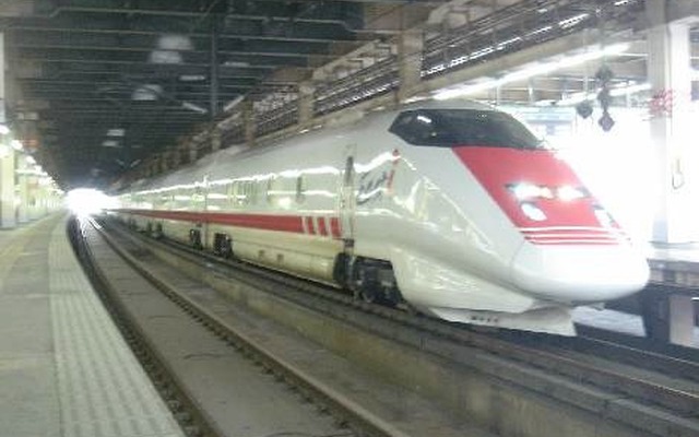 12月2日の北陸新幹線列車走行試験で使用されるE926形「East-i」。ツアーでは上越妙高駅の歓迎イベントに参加する。