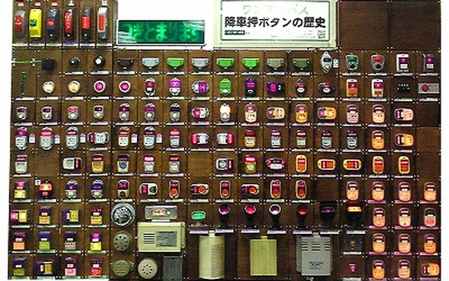 「つぎとまります」のバス降車ボタンを100点以上展示。展示会では自由に押すことができる。
