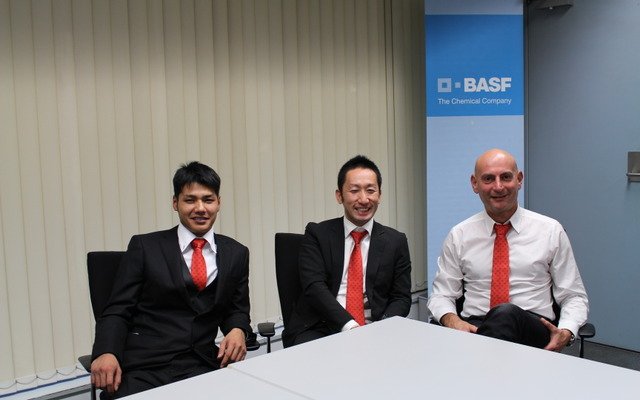 左から、菅原健二さん、BASFジャパンの清水健一さん、ロニー・レイメーカース氏