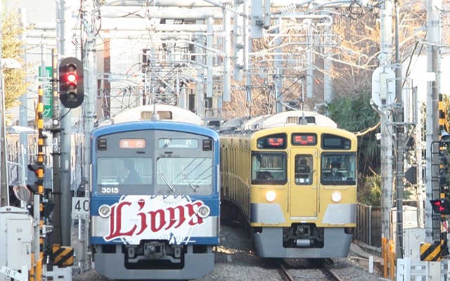 池袋線で運用されている3000系3015編成「L-train」（左）。12月に引退することが決まった。