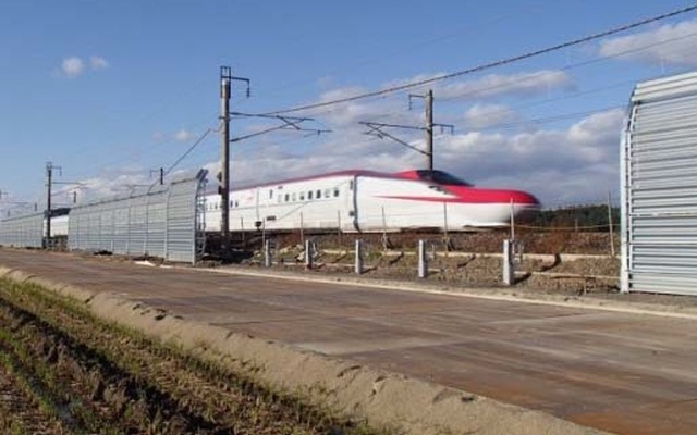 奥羽本線神宮寺～峰吉川間で工事が進む防雪柵。線路内の吹きだまりを防ぐ。