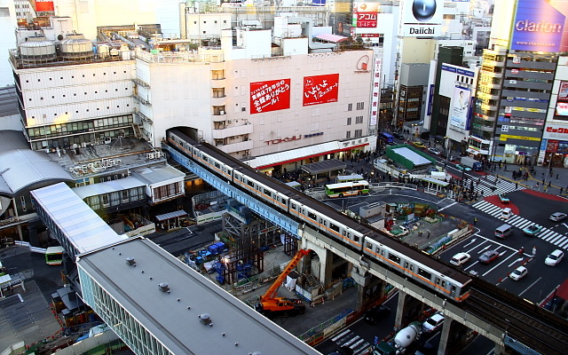 現在は解体工事が行われている東急百貨店東館・中央館（奥）。11月23日に解体作業現場を使った震災訓練が行われる。