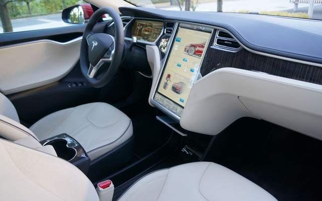巨大なインフォメーションディスプレイが特徴的なテスラ モデルS