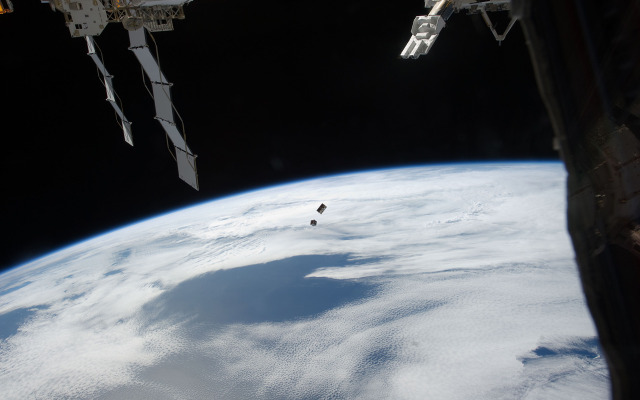 小型衛星放出技術実証ミッションにおいて衛星を放出する様子（出展：JAXA）