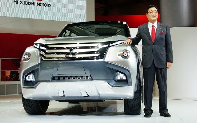 Concept GC-PHEVの横に立つ益子社長。