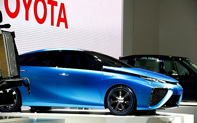 次世代燃料電池自動車『TOYOTA FCV CONCEPT』のサイドビューに見るデザインの仕掛け