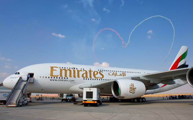 人道的援助の輸送を行うエミレーツ航空A380