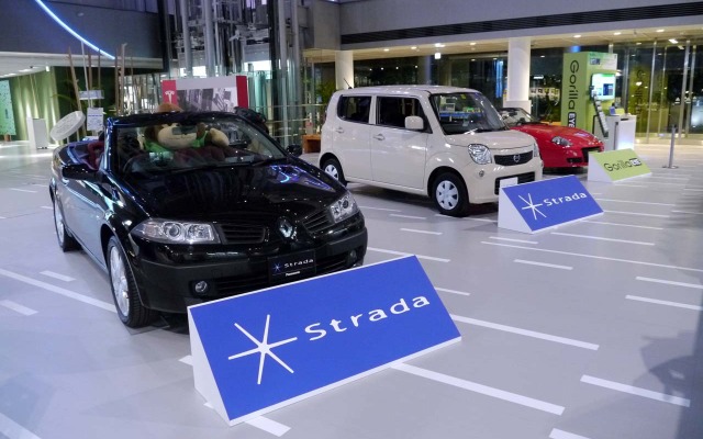 パナソニックセンター東京のロビーに展示されたカーナビのデモカー3台