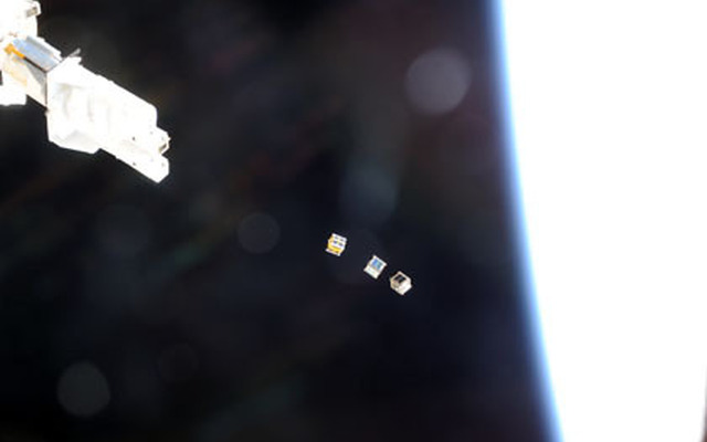 放出された3基の超小型衛星（出典：JAXA／NASA）