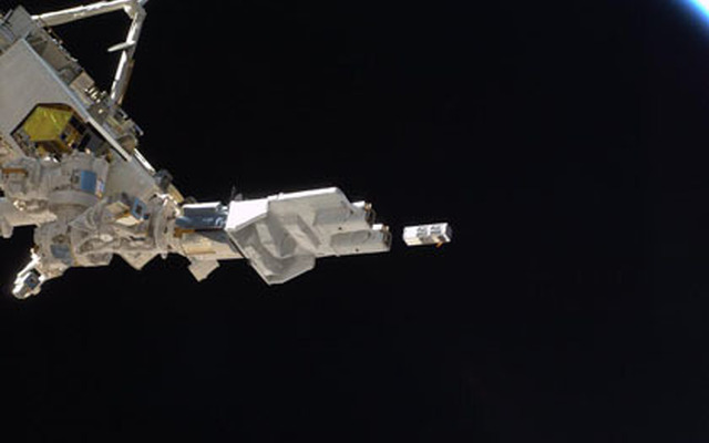 放出された4基目の超小型衛星（出典：JAXA／NASA）